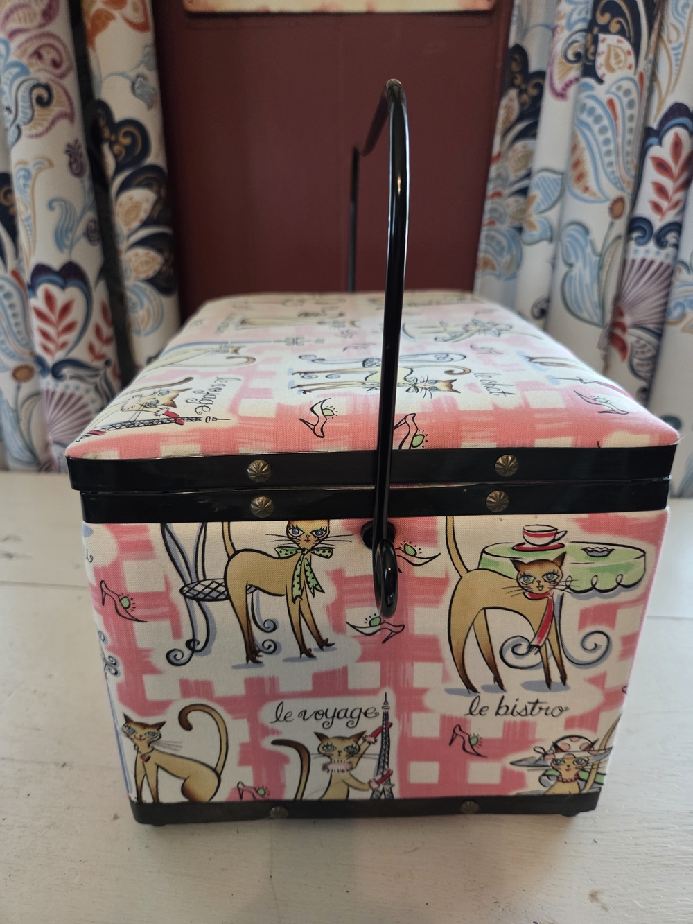 Vintage-Inspired Pink Cat Print Sewing Box - Picture 3 of 3